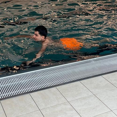 Schüler beim Schwimmen