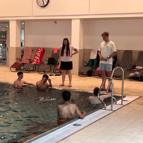 Schüler beim Schwimmen