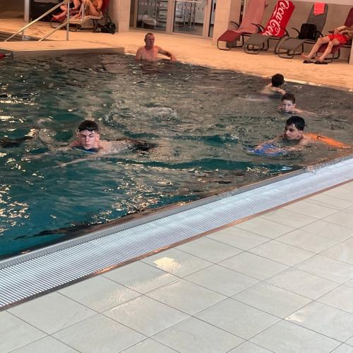 Schüler beim Schwimmen
