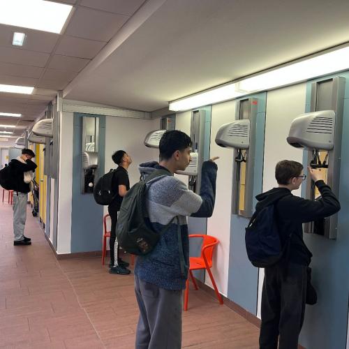 Schüler beim Haare föhnen
