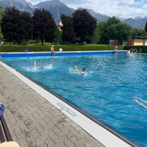 Schüler beim Schwimmen