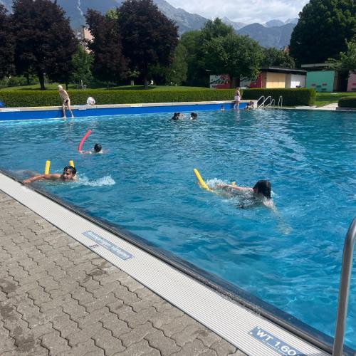 Schüler beim Schwimmen