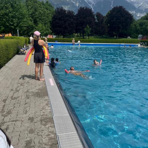 Schüler beim Schwimmen