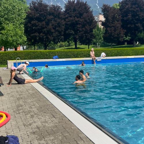 Schüler beim Schwimmen
