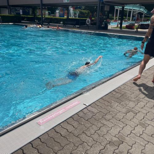 Schüler beim Schwimmen