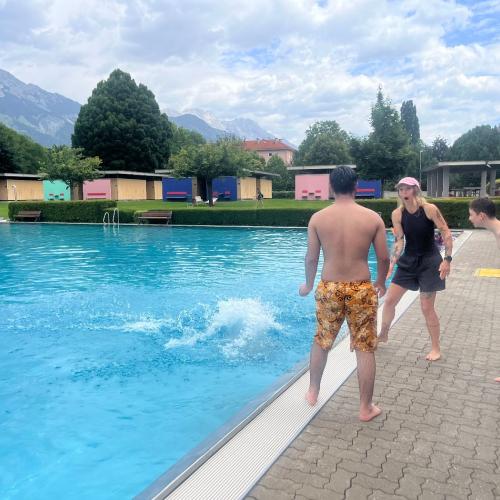 Schüler beim Springen