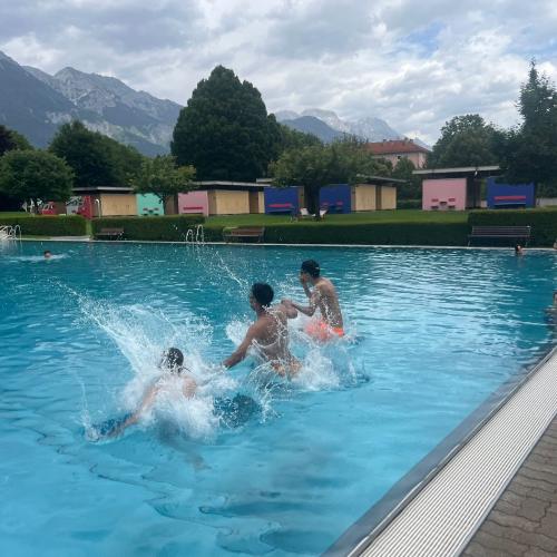 Schüler beim Springen
