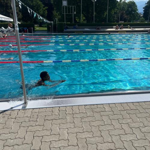 Schüler beim Schwimmen