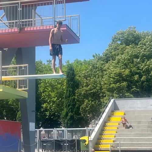 Schüler beim Springen