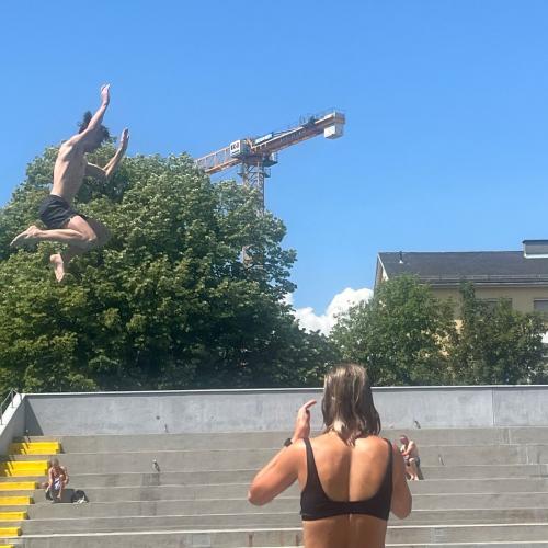 Schüler beim Springen