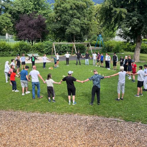 Schüler:innen beim Aufwärmen