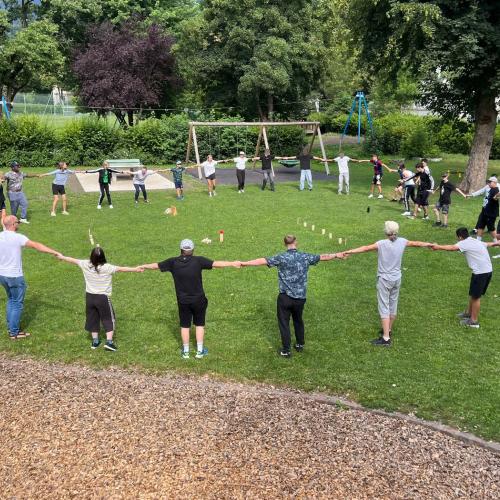 Schüler:innen beim Aufwärmen 