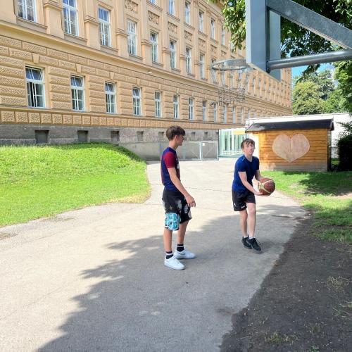 Schüler beim Basketballspielen 