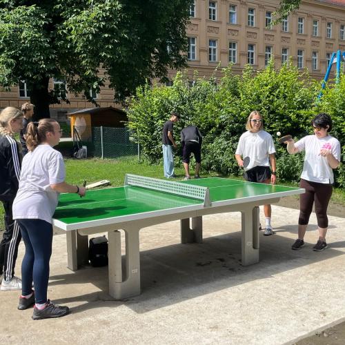 Schüler beim Tischtennisspielen