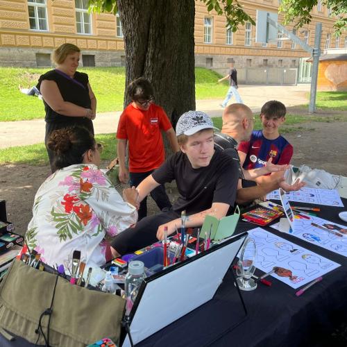Schüler an der Kreativstation
