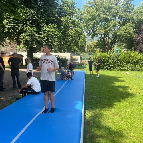 Schüler auf der Airtrack