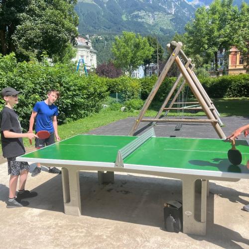Schüler beim Tischtennisspielen 