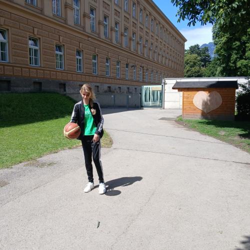 Schülerin beim Basketballspielen