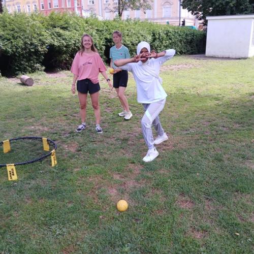 Schülerinnen beim Spikeball