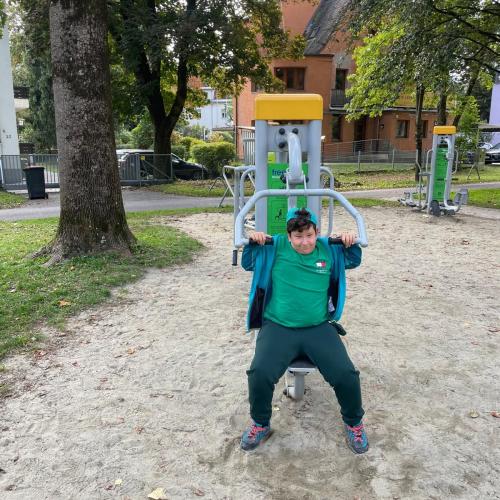 Schüler auf einem Fitnessgerät im Park