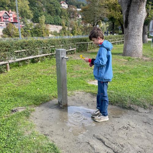Schüler bei einem Trinkbrunnen
