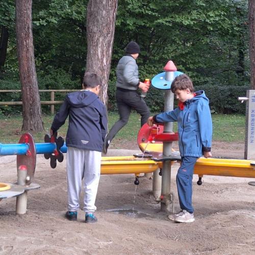 Schüler auf einem Spielplatz