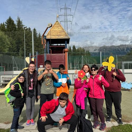 Schülergruppenfoto auf einem Spielplatz