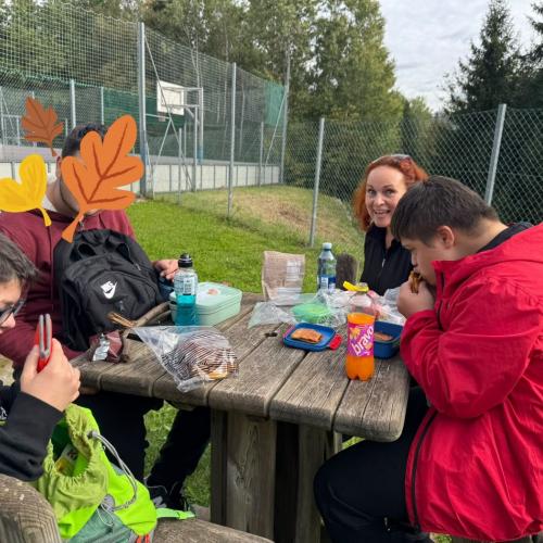 Schüler beim Jausnen auf dem Wandertag