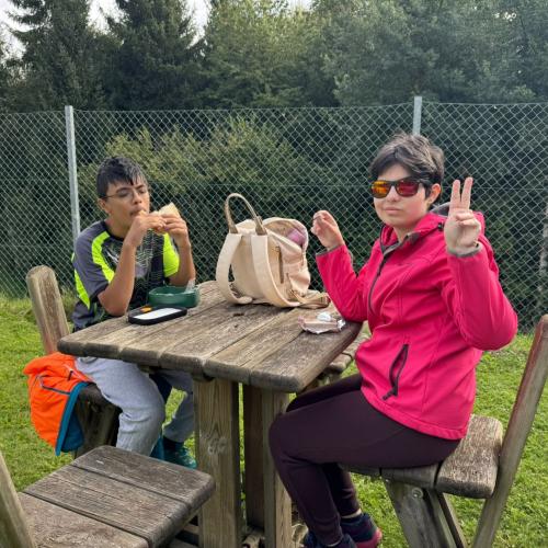Schüler beim Jausnen auf dem Wandertag
