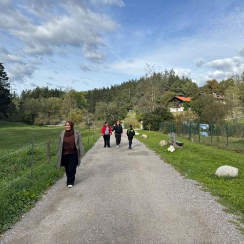 Schüler beim Wandern auf dem Weg