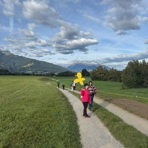 Schüler beim Wandern auf dem Weg