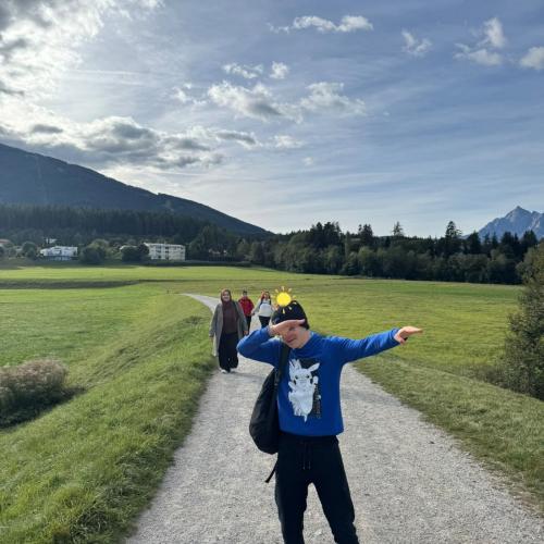 Schüler beim Wandern auf dem Wanderweg
