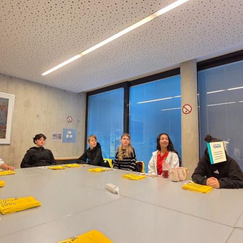 Schülergruppe bei der Firma Porr im Besprechungsraum