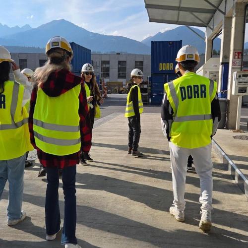 Schülergruppe bei der Firma Porr, Tankstelle