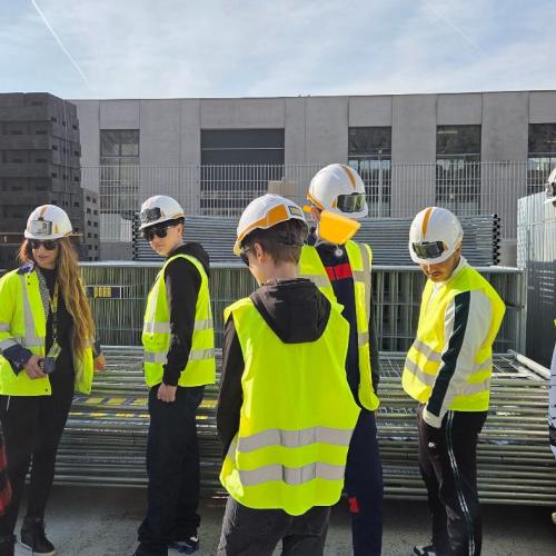 Schülergruppe bei der Firma Porr, Außengelände