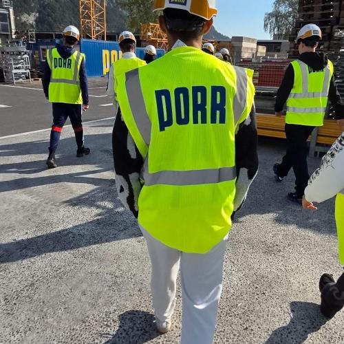 Schülergruppe bei der Firma Porr, Außengelände