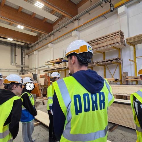 Schülergruppe bei der Firma Porr, Zimmerer