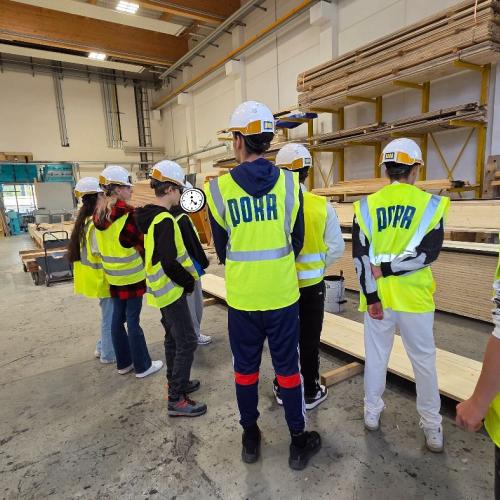 Schülergruppe bei der Firma Porr, Zimmerer