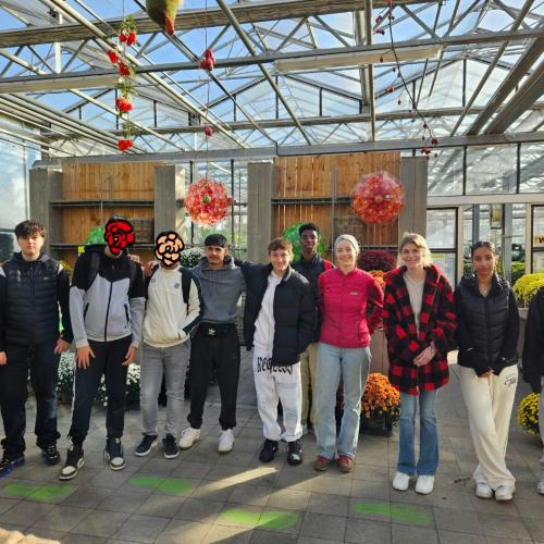 SchülerInnengruppe vor der Gärtnerei Jäger