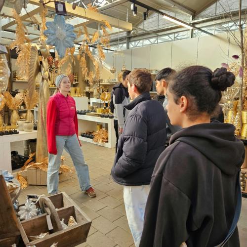 SchülerInnengruppe in der Gärtnerei Jäger