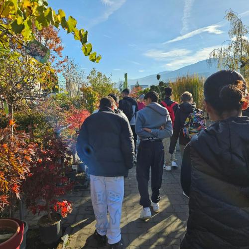SchülerInnengruppe in der Gärtnerei Jäger