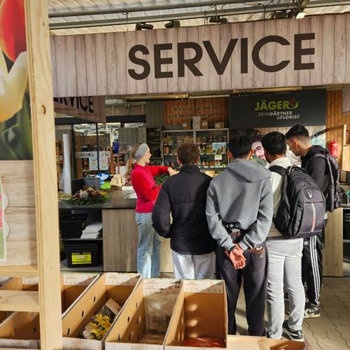 SchülerInnengruppe in der Gärtnerei Jäger