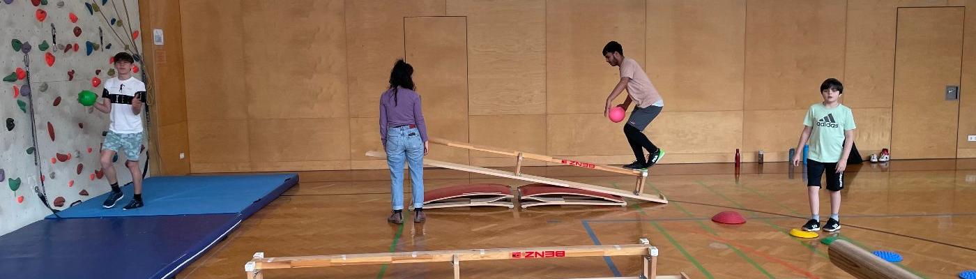 Schüler an den Stationen