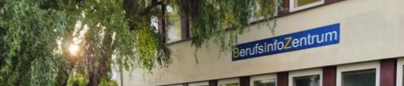 Schülergruppe vor BIZ