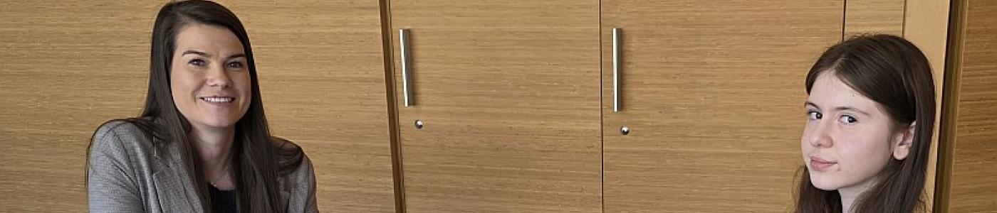 Schülerin mit Trainerin beim Bewerbungstraining