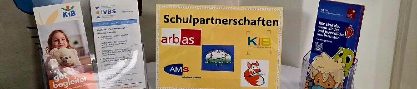 Tisch mit Prospekten der Schulpartner