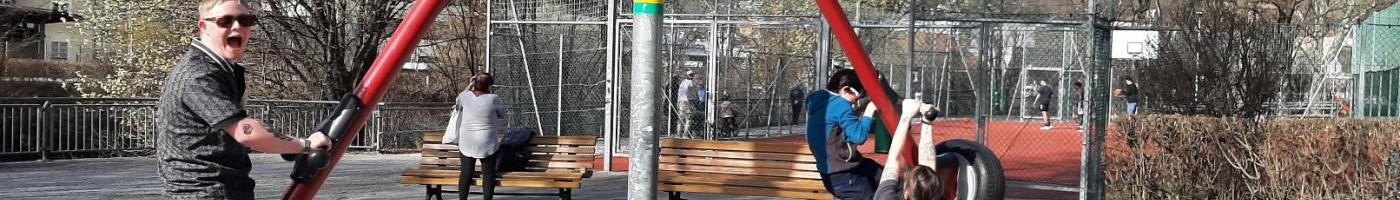 Schüler am Spielplatz