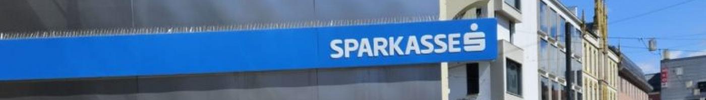 Schülergruppe vor Sparkasse