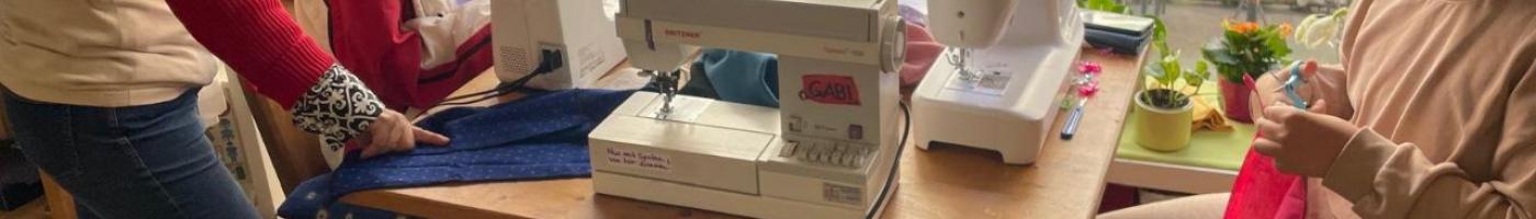 Schülerinnen im Nähcafe