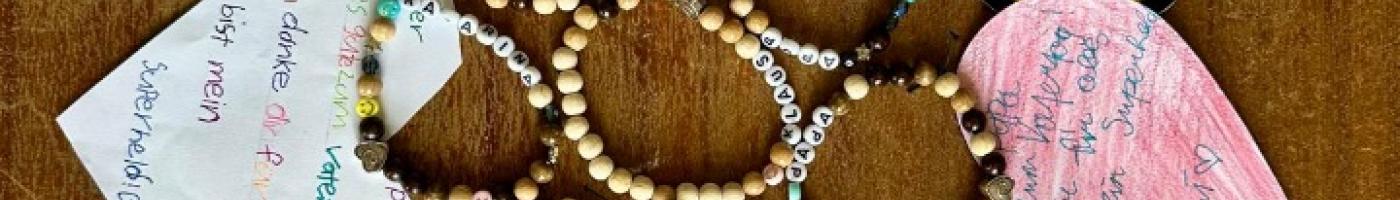 Herzkarten und Armbänder in Blumenformation